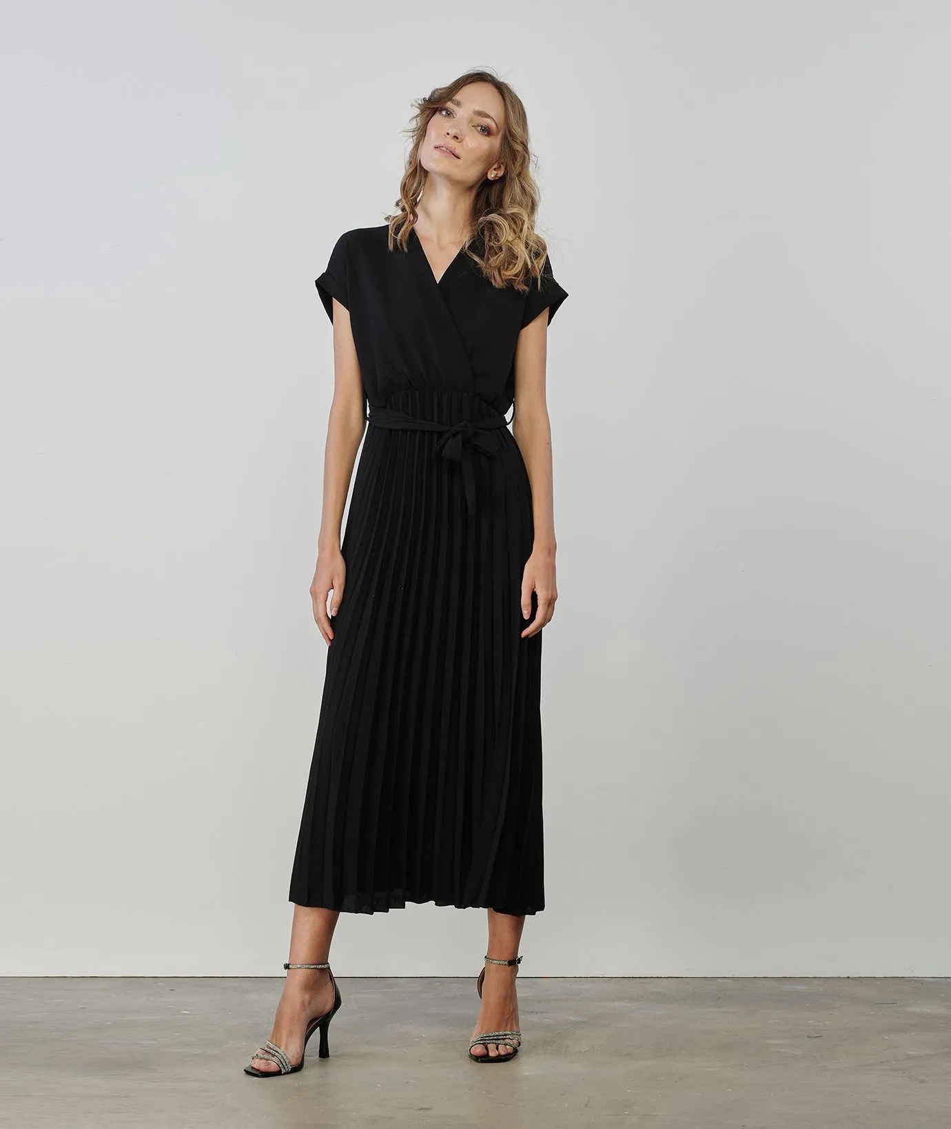 Abito midi nero con gonna plissettata