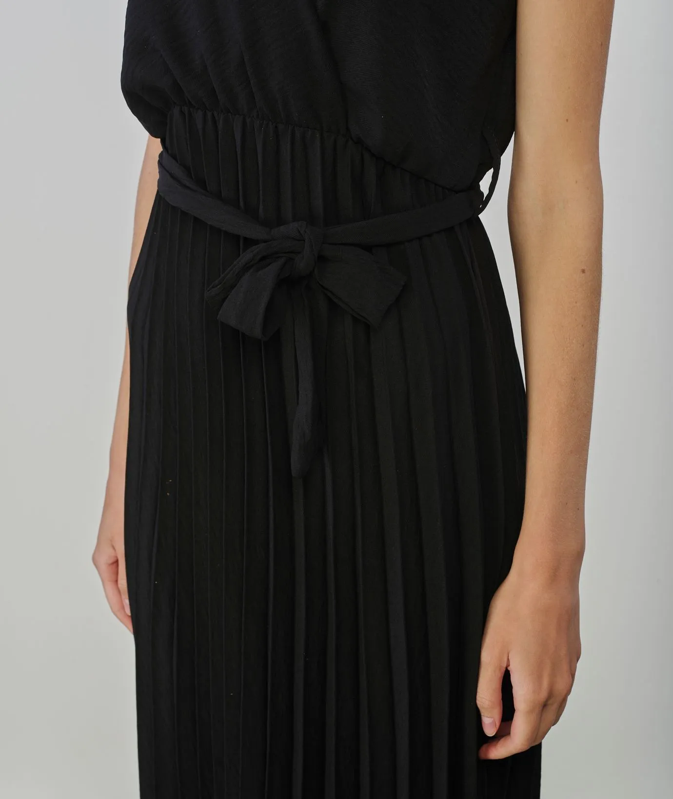 Abito midi nero con gonna plissettata