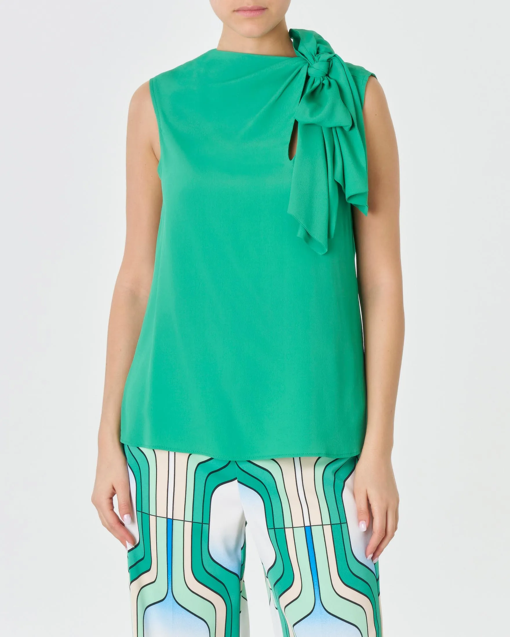 Blusa verde senza maniche in crêpe di misto seta con motivo a nodo e drappeggio