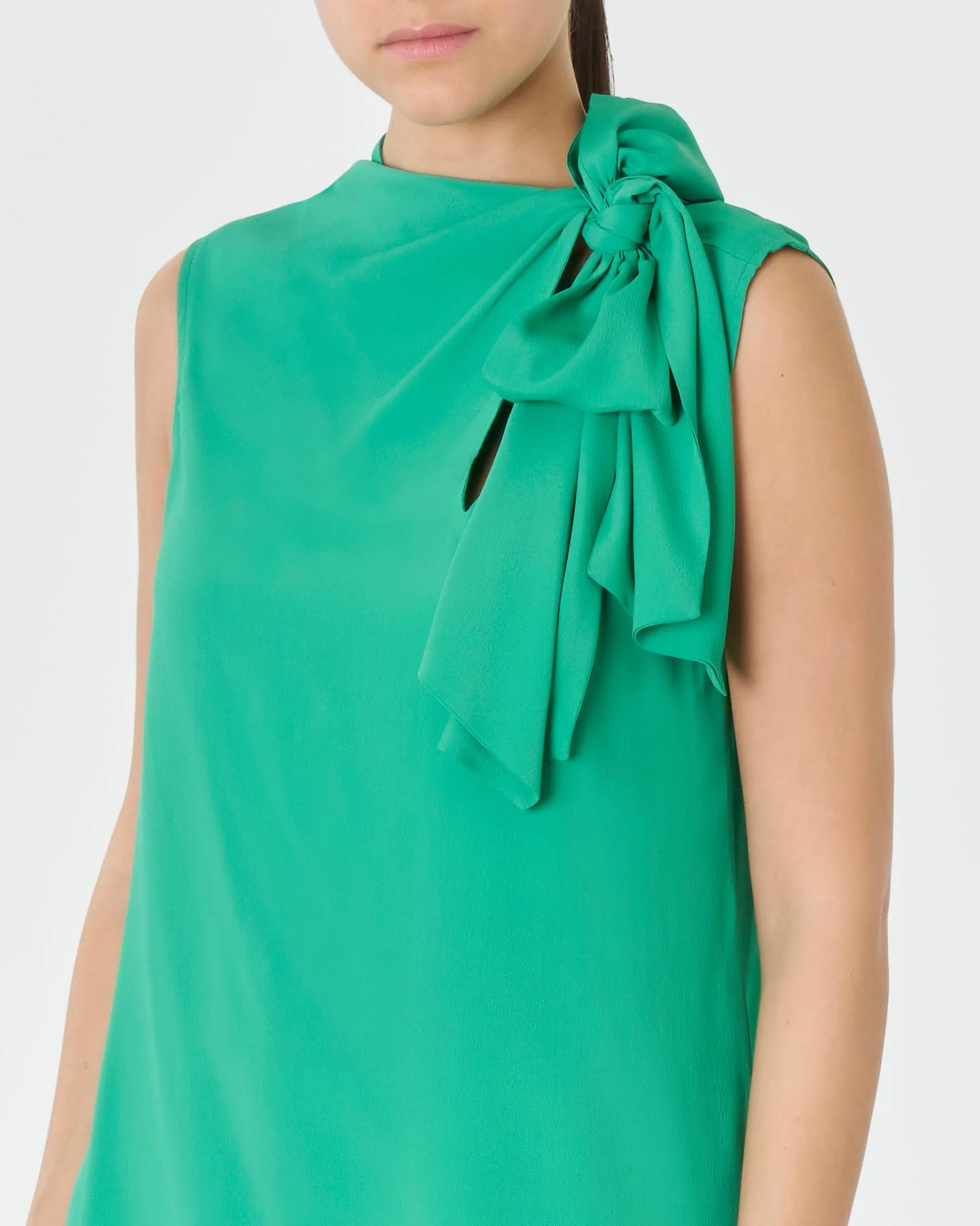 Blusa verde senza maniche in crêpe di misto seta con motivo a nodo e drappeggio