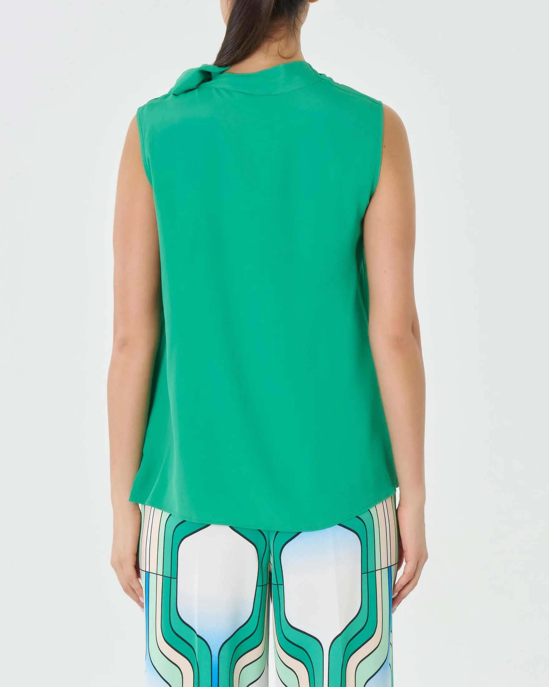 Blusa verde senza maniche in crêpe di misto seta con motivo a nodo e drappeggio