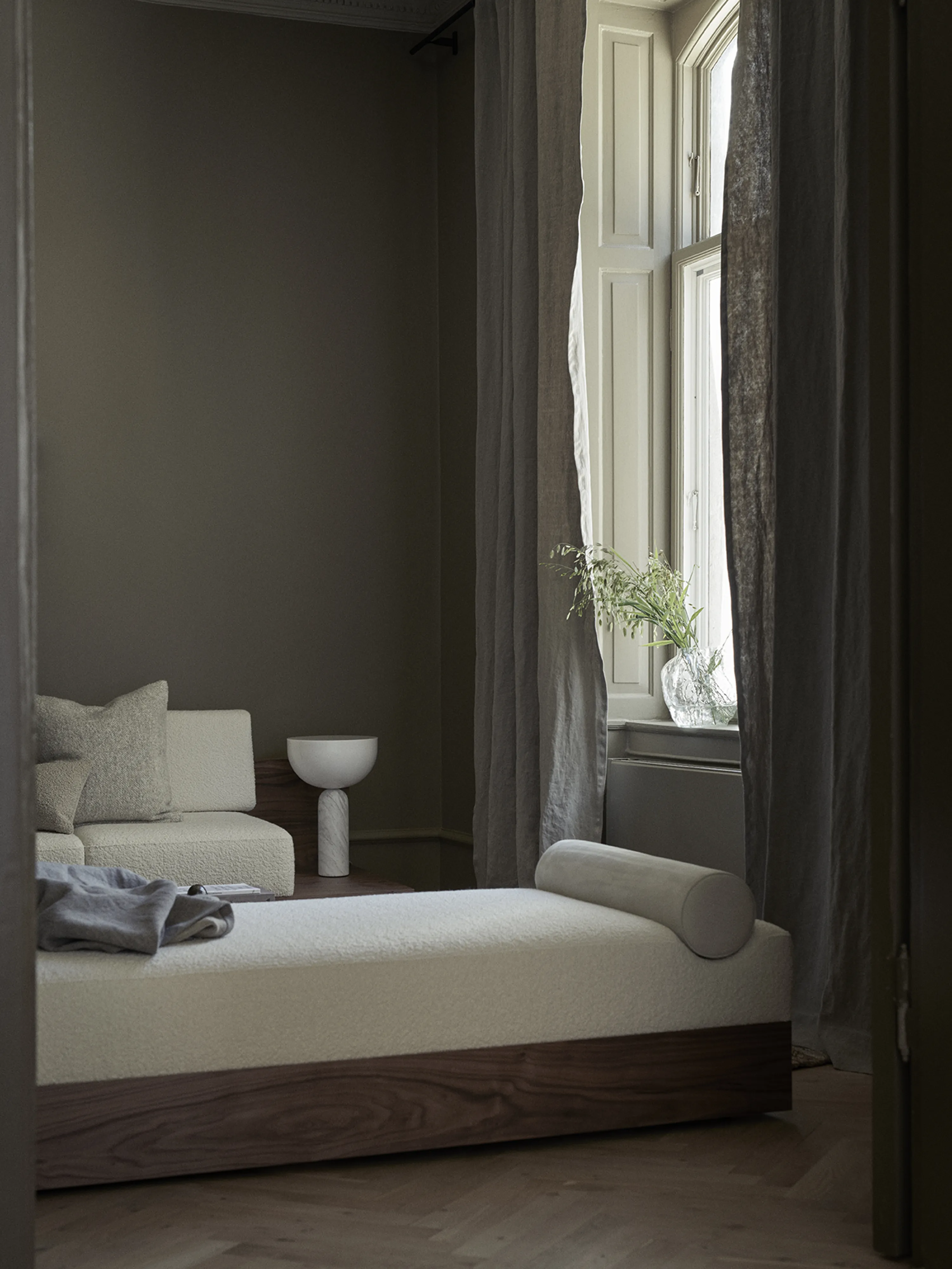 Daybed Mass 200x75x51 cm.jg{font-size:18px}Karakorum ivory 001-walnut