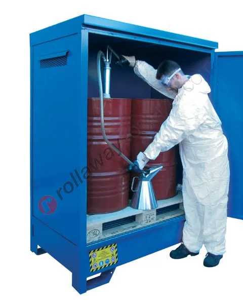 Deposito di stoccaggio in acciaio zincato verniciato 1360 x 920 x 1845 mm con vasca di raccolta per 2 fusti da 200 lt