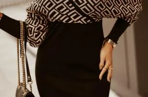Elegante abito midi con stampa geometrica e scollo incrociato Sonda, beige