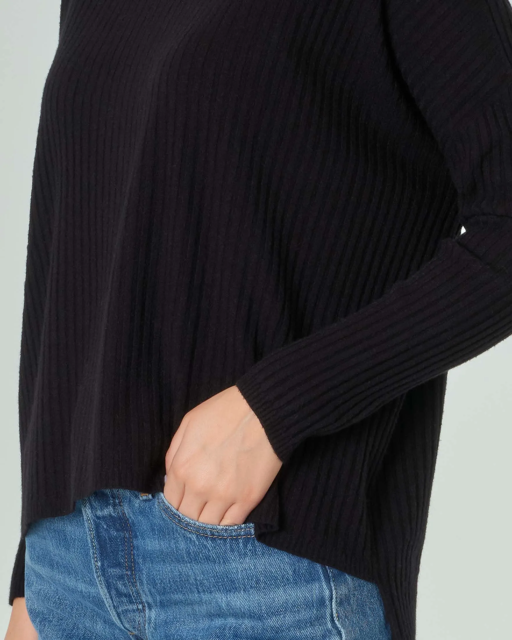 Maglia nera in misto viscosa lavorata a coste