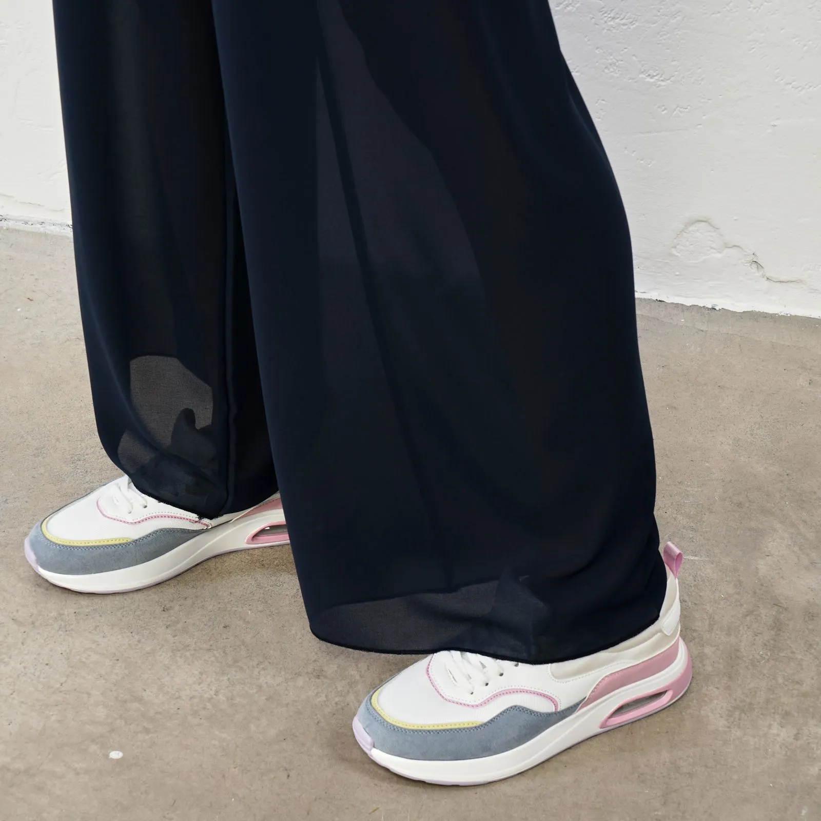 Pantaloni blu ampi in tessuto leggero