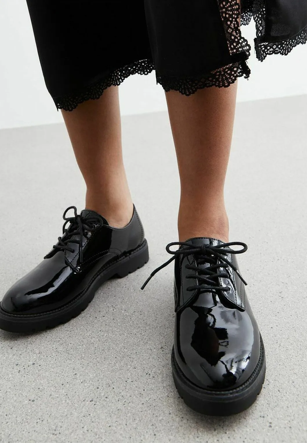 PATENT CHUNKY BROGUES - Stringate
