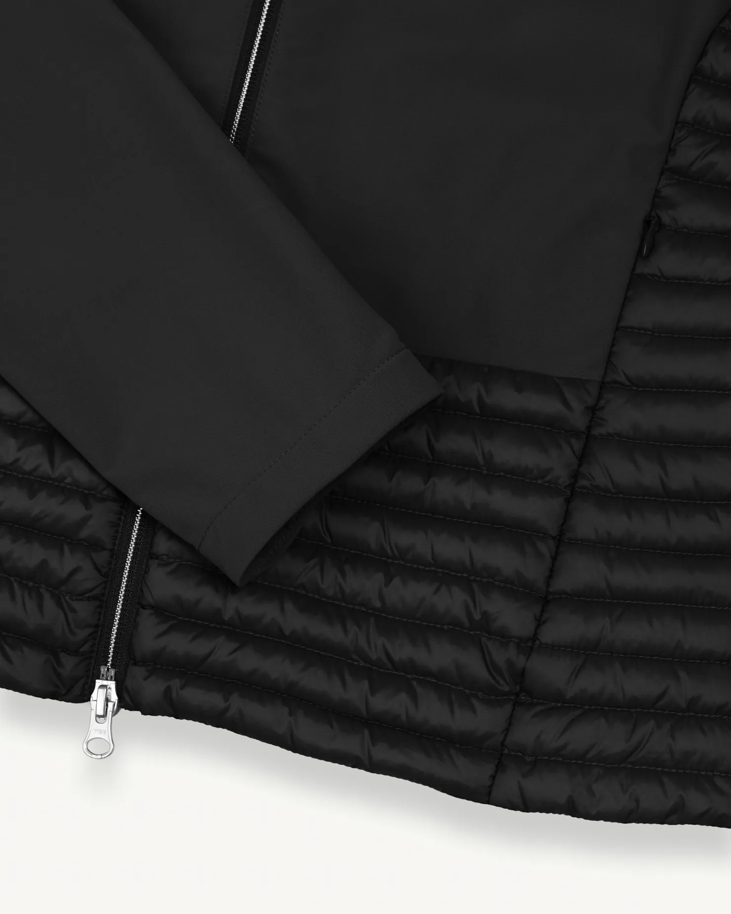 Piumino con cappuccio fisso nero in softshell con retro e fondo in tessuto lucido imbottito