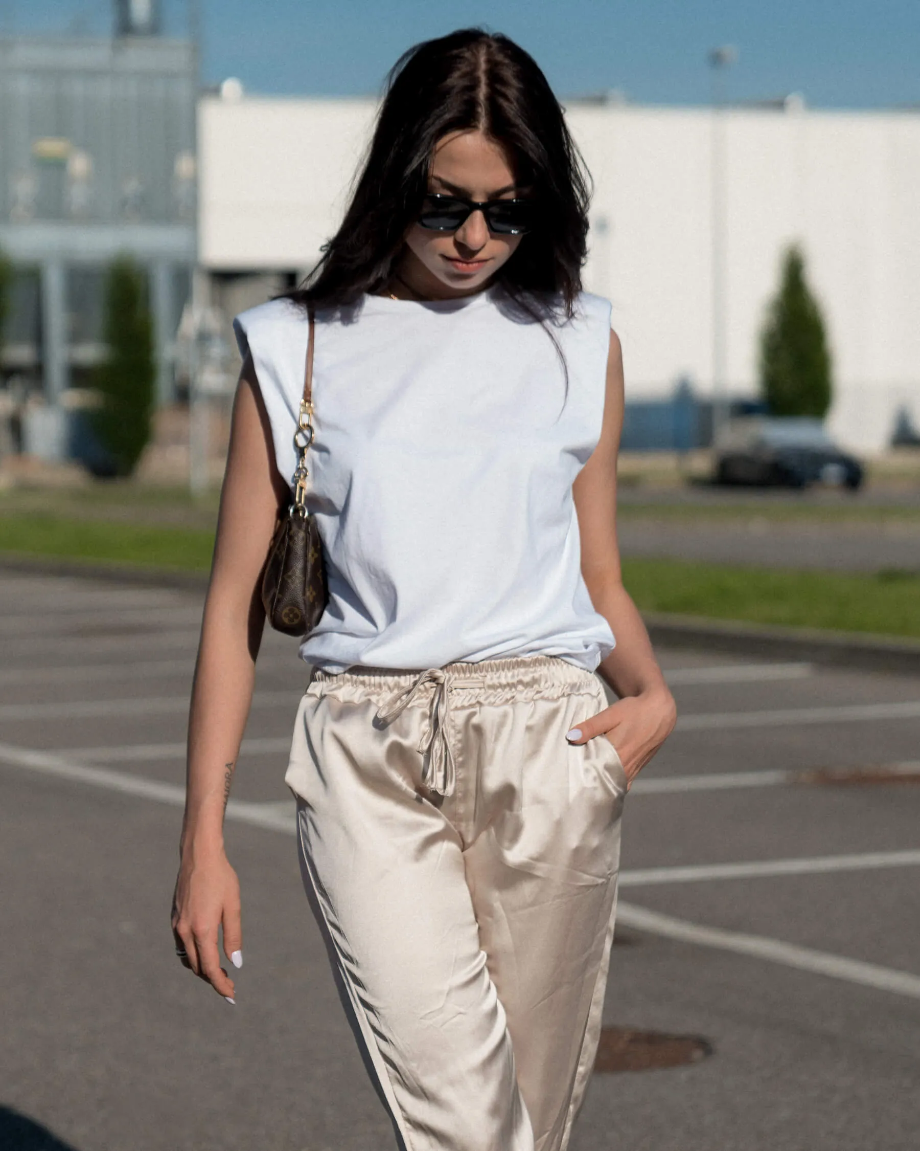 T-shirt SENZA MANICHE BIANCA con spalle imbottite.