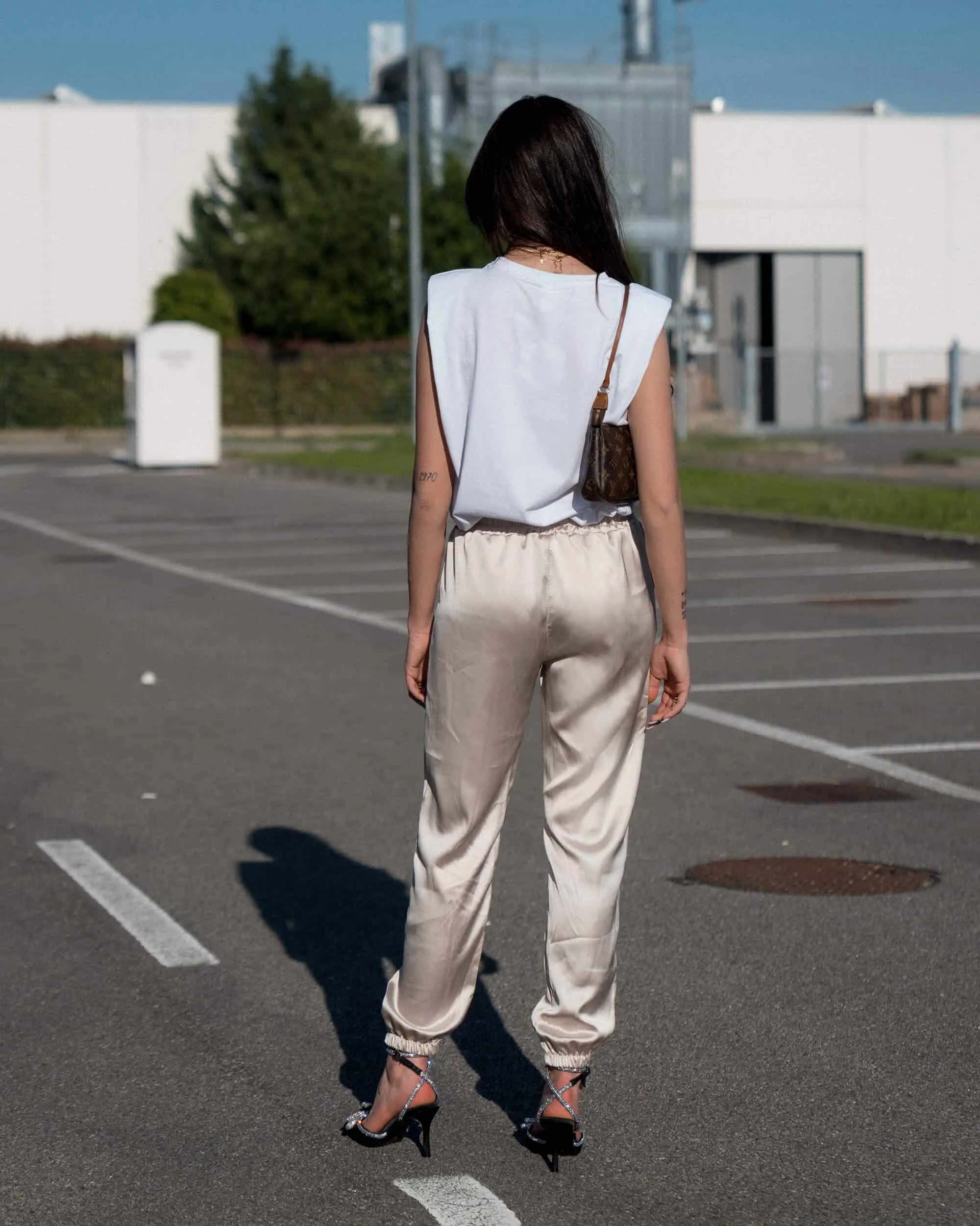 T-shirt SENZA MANICHE BIANCA con spalle imbottite.