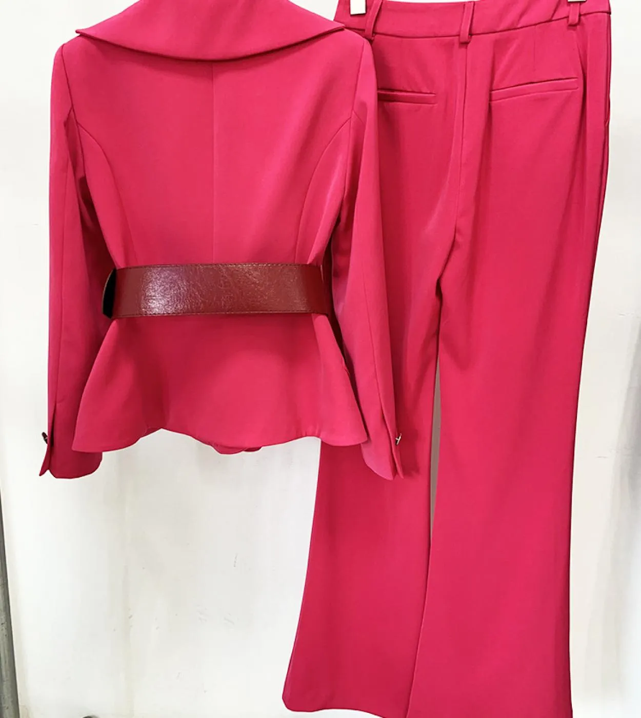 Tailleur pantalone Donna 2023 New Designer Fashion One Button Belt Suit Flare Pants Blazer Set Due pezzi Pantaloni da ufficio Su