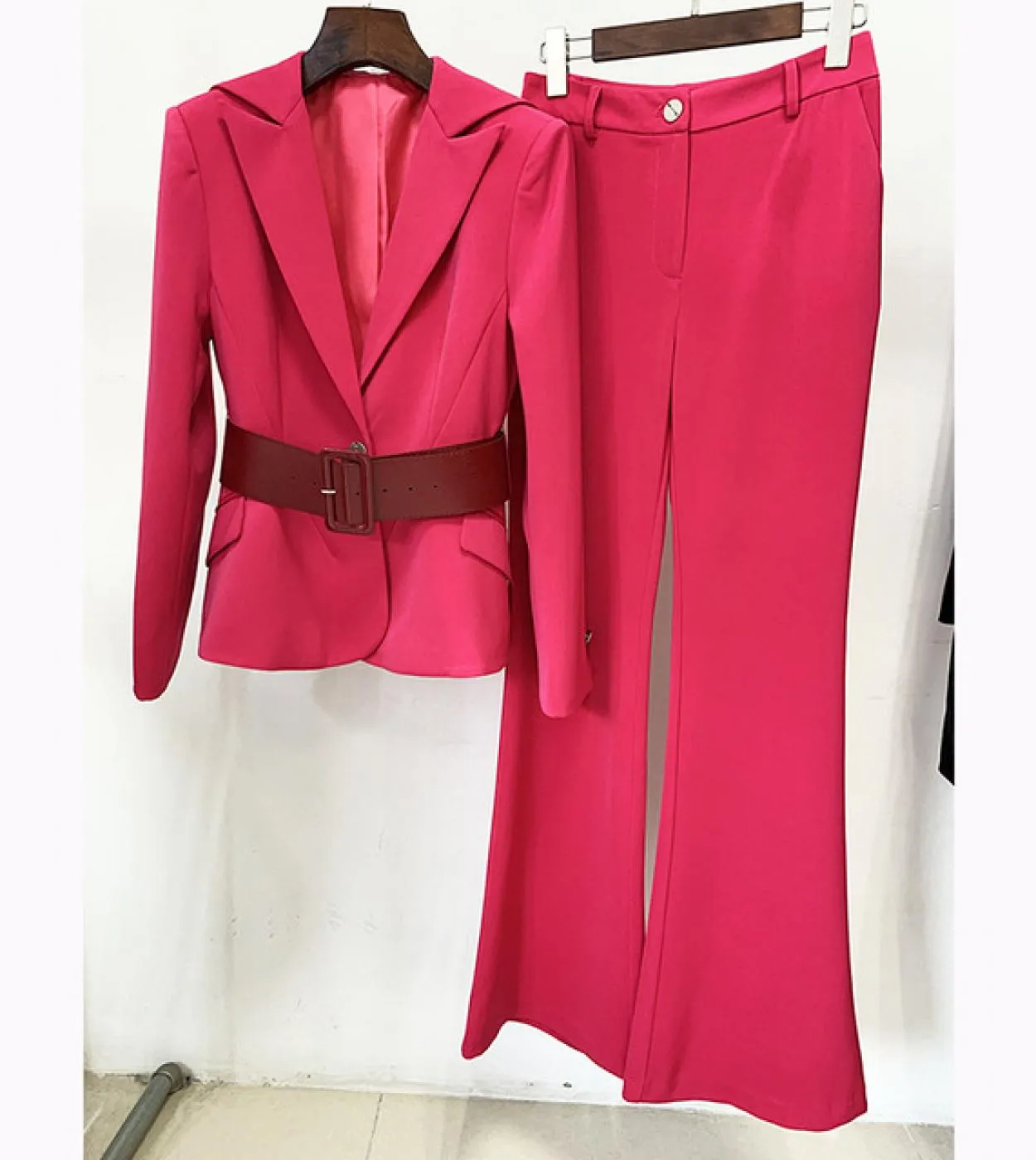 Tailleur pantalone Donna 2023 New Designer Fashion One Button Belt Suit Flare Pants Blazer Set Due pezzi Pantaloni da ufficio Su