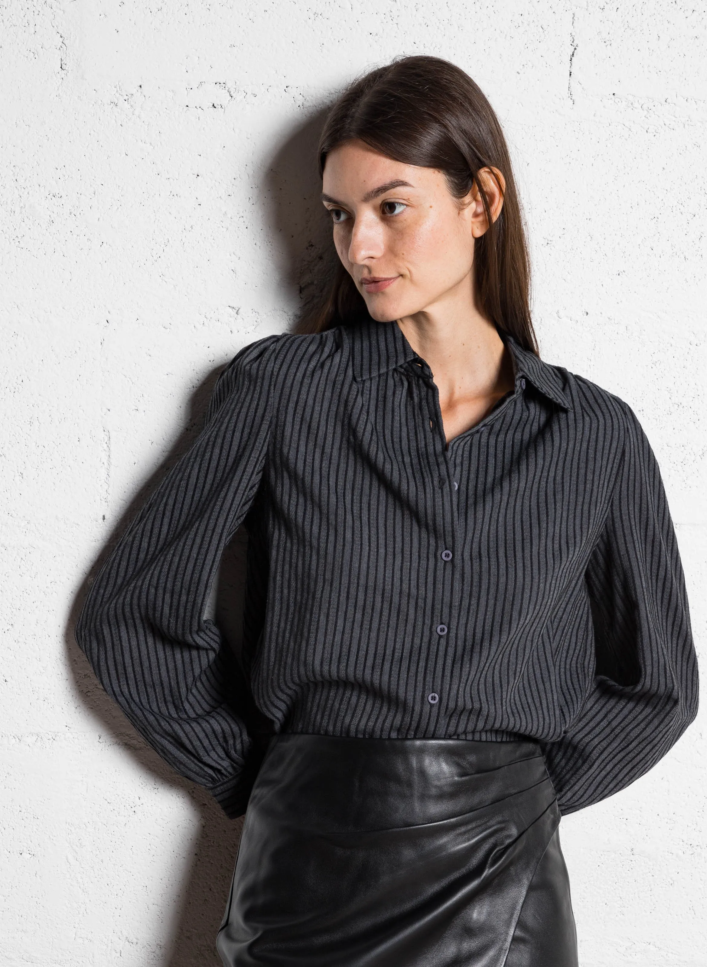  THE KORNER   Rechte, gestreepte blouse met klassieke kraag  linnen/katoenblend | Nero