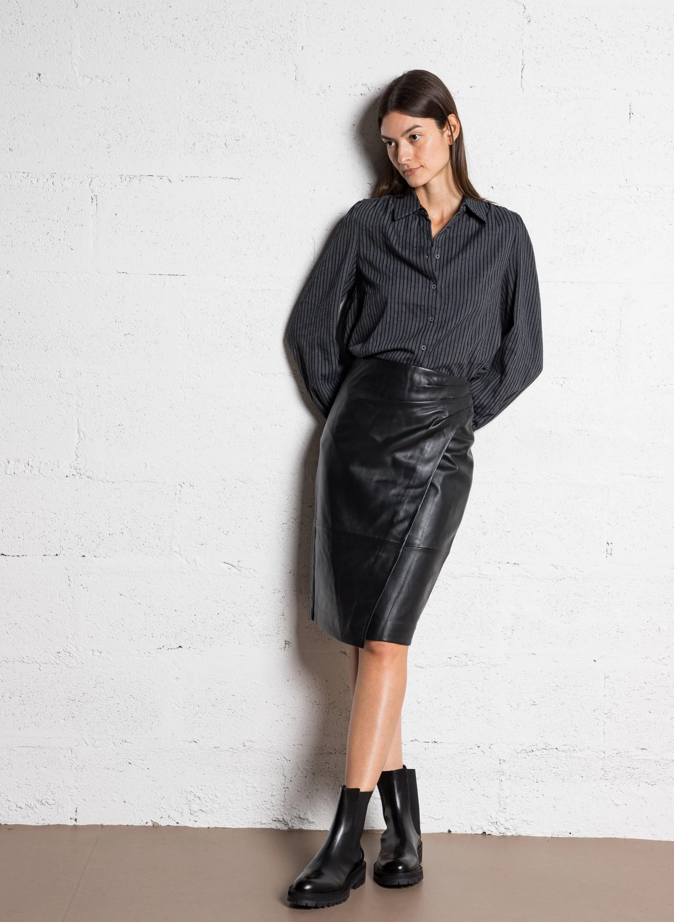  THE KORNER   Rechte, gestreepte blouse met klassieke kraag  linnen/katoenblend | Nero