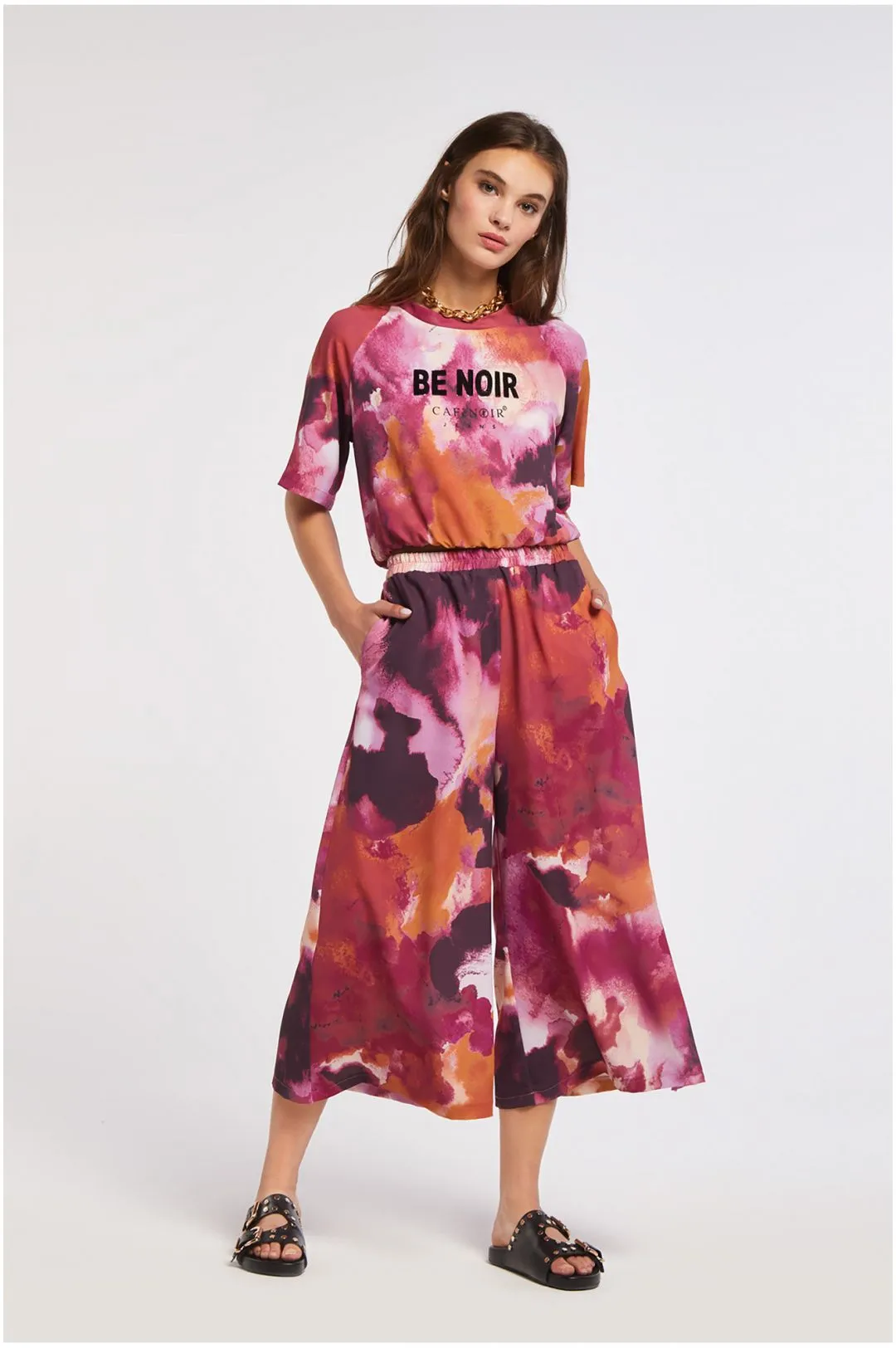 top corto in tessuto fluido stampato con pailettes camouflage multirosa
