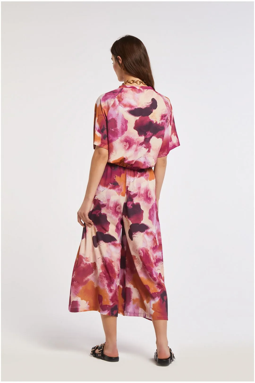 top corto in tessuto fluido stampato con pailettes camouflage multirosa